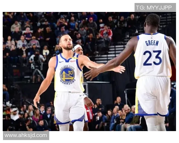 湖人队VS勇士队:詹姆斯30分力压库里,湖人险胜锁定胜局